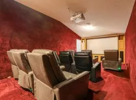 Sauna and Pool Access Luxe Wellington Apt!