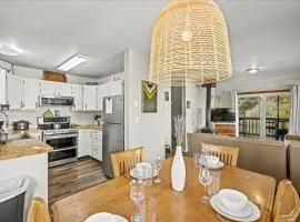 Steps to Hot Springs, Shops, & Trails 2BR Fiber
