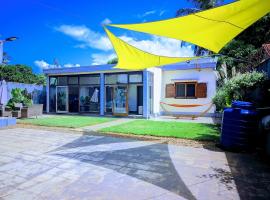 NEW - Maison Lisy - 10 min walk to beach, h&ocirc;tel avec parking &agrave; Manakara