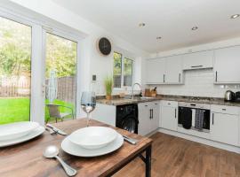 Modern 3 Bedroom Home in Swindon with Parking, hotel in Swindon
