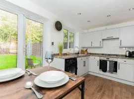 Modern 3 Bedroom Home in Swindon with Parking