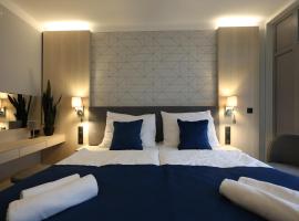 AquaMed Hotel Hark&aacute;ny, hotel com piscina em Hark&aacute;ny