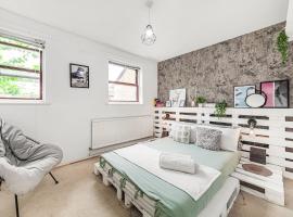 Relax 2BDR with Sauna, Hot Tub and Cinema，位于伦敦的别墅