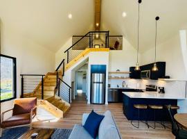 Perfect Perch at Three Suns Cabins, ξενοδοχείο σε Slade