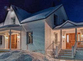 Maison ancestrale complètement rénovée 4 chambres, βίλα σε Bromont