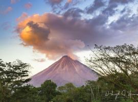 Laughing Falcon Studio, apartment in El Castillo de La Fortuna