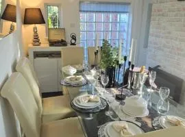 Luxury 3-Bed w- garden & game Room 5 mins from Chester
