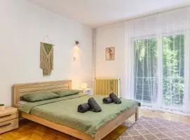 Apartament cu Gradina la Casa Alemar