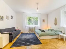 Serene Garden Apartment with Parking