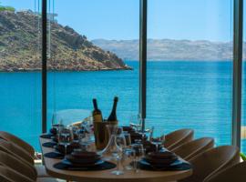 Beachfront Villa Cesarica with Pool, hotel a Cesarica