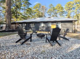 East Atlanta Retreat with 2 Homes Sleeps 16 and Pet Friendly, hotel in Decatur