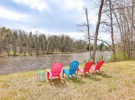 On Muskegon River! Wooded & Peaceful Retreat, hotel a Evart