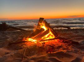 Open All Year! Sleeps 12-Cottage+Guest House, Hotel in South Haven