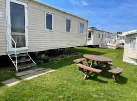 Caravan 163 sleeps up to 8 guests, hôtel à Newquay