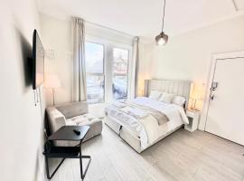 King Bed - Free Private Parking - Self Check-In - Near Ilford Station, hotel in Ilford
