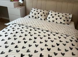 My bee apt, παραλιακό ξενοδοχείο σε Κρεμεντσούγκ