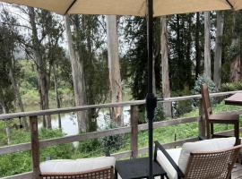 Hidden Lake House With Hot Tub & Views!, hôtel à Corralitos