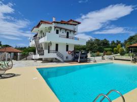 Villa ChrysPa Attica, spa hotel in Dhílesi