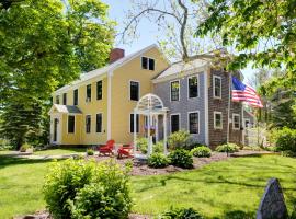 Gorgeous Cape Cod Mansion With Spa Near Beach, khách sạn ở Barnstable