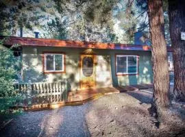 Sugar Pine Escape w Hot-Tub & Forest Backyard!