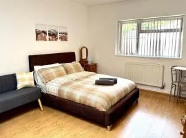 Birmingham Central Spacious Studio flat WiFi Parking