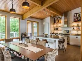 Chalet Trappeur Luxury Cottage Retreat with Hot Tub