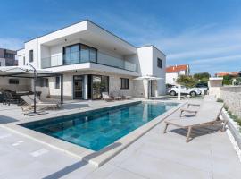 Prestige Villa COMPADRE Luxury Retreat in Mandre, Heated Pool, 4 Bedrooms, Seaside Comfort, NEW!, hotel in Mandre