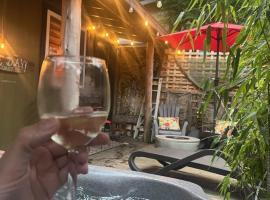 SEAS THE DAY house hot tub pet friendly bbq location location location, pet-friendly hotel in Gibsons