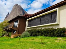 Casa Observatório Canto da Pedra - Pedra Azul, ES，位于多明戈斯马丁斯的酒店