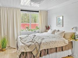 The Nordby Cabin - 3 minutes from E6, σαλέ σε Strömstad