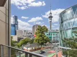 Modern Viaduct Apartment w pool gym Skytower views