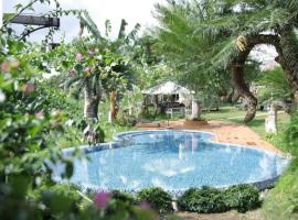 Upes Garden Homestay Bien Ho, hotel amb piscina a Bien Ho