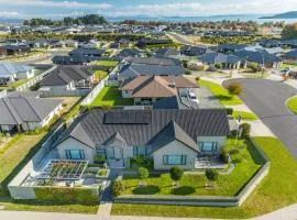 Stay Taupo - Premium Home with Hot Tub