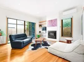 Charming Double Brick Brunswick Bungalow for 4