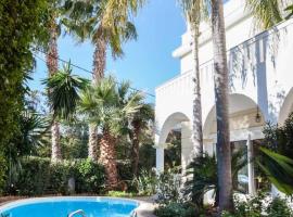 Stunning villa with private pool in Alimos Athens, ξενοδοχείο στην Αθήνα