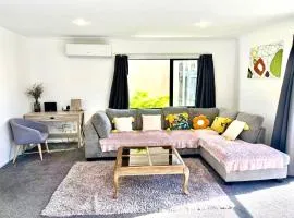 Bright and spacious townhouse CBD fringe CHCH