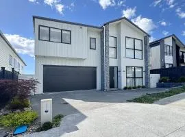 Spacious 7 BRs 4 BHs house on Longhorn, Flat Bush