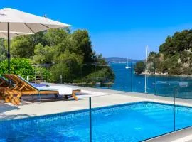 VILLA PHILIPPA - luxurious five-room villa - idyllic location - first row to the sea - spectacular view of the sea bay - unforgettable sunsets - 15 minutes from Supetar ferry port - free parking - private heated pool