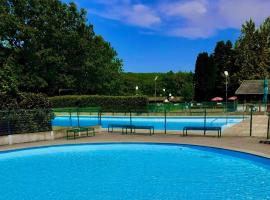 Chalet 5 personnes avec piscine, hotel in Yvoir