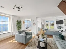 NEW 2024 Modern Luxury Holiday Home on the Beach in Devon - Free Parking, Pets Welcome, Sleeps 10
