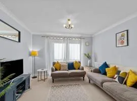 Bright & Spacious 3 Bedroom Home in Central Exeter