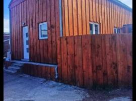 Chalet 5 personnes avec piscine, hotel in Yvoir