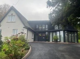 Spacious 5-Bed House - Garden Parking & Bbq