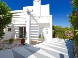 Pretty 3 bedroom holiday home with pool and garden