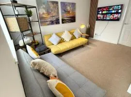 Lovely 2 Bed End Terrace - Private Parking - Garden