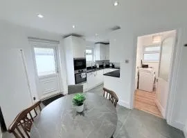 Fountain House-Sleeps 5-Central Dagenham-Parking