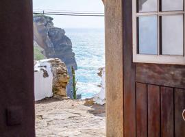 Private, romantic and cozy Room in Azenhas do Mar, hôtel à Colares