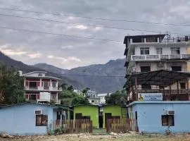 LandLopers Hostel
