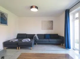 Comfortable 3 Bedroom Home w Garden and Parking