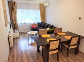 House with a garden in Pipera, hotel em Bucareste